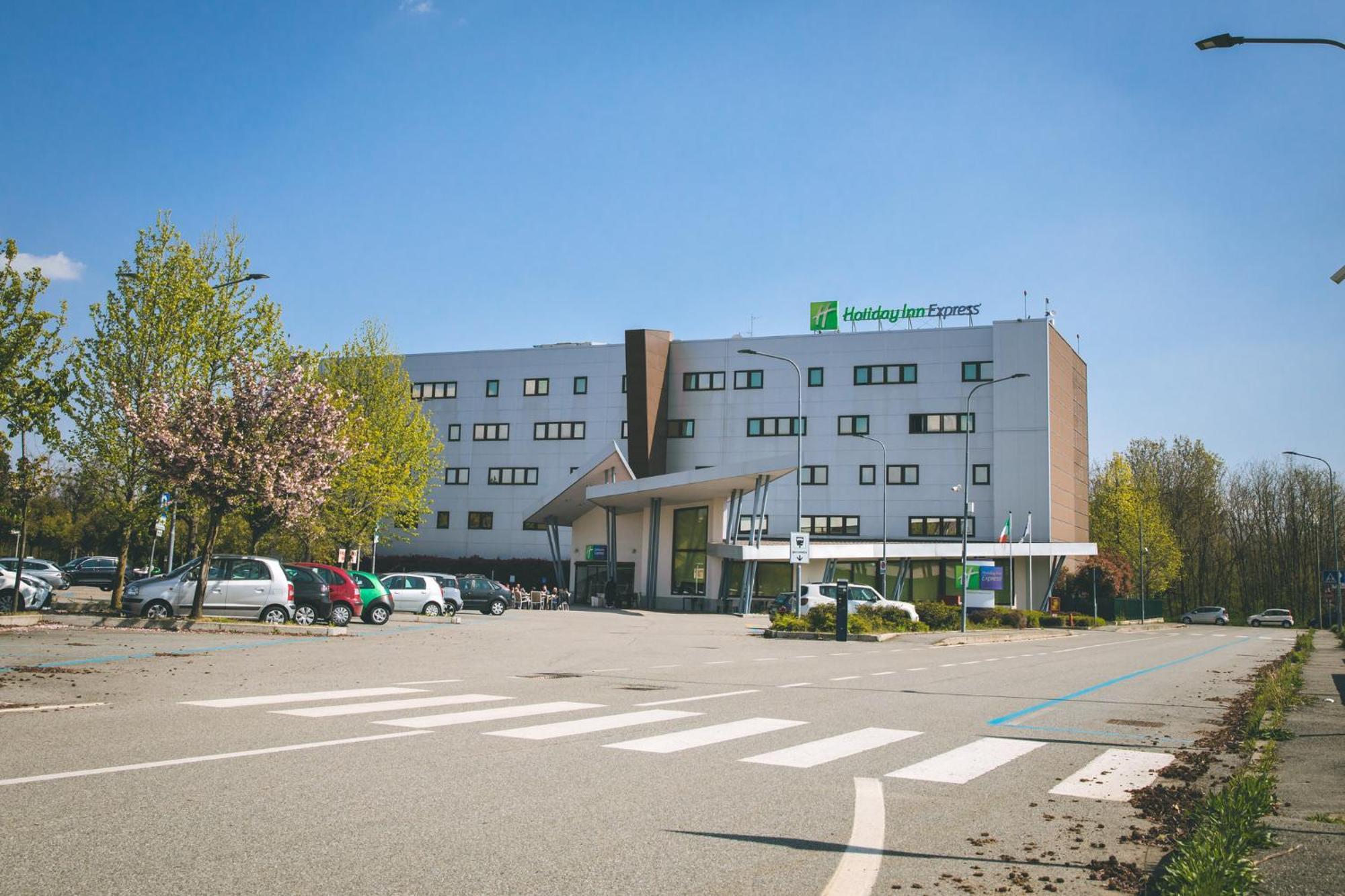 Holiday Inn Express Milan-Malpensa Airport, An Ihg Hotel Somma Lombardo Bagian luar foto